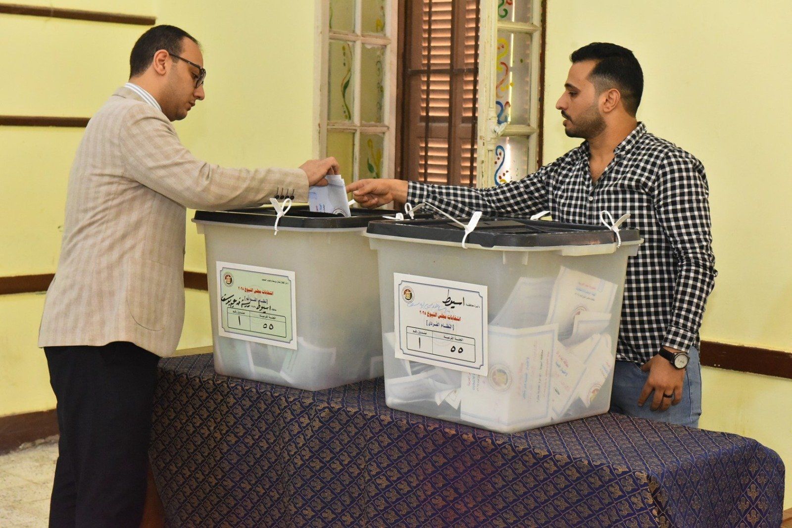 نائب المحافظ يدلى بصوته (3) نائب المحافظ يدلى بصوته (3)