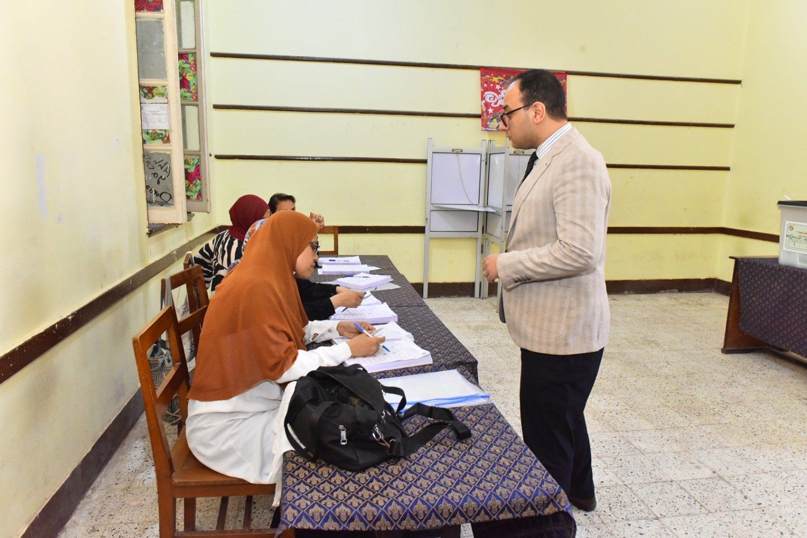 نائب المحافظ يدلى بصوته (2) نائب المحافظ يدلى بصوته (2)