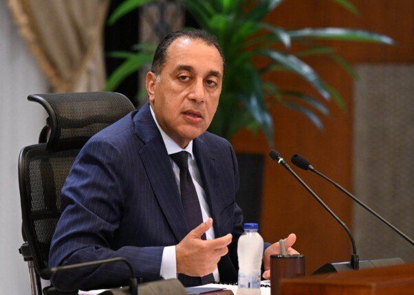 رئيس الوزراء يتابع جهود توفير المنتجات البترولية وموقف سداد مستحقات الشركاء الأجانب