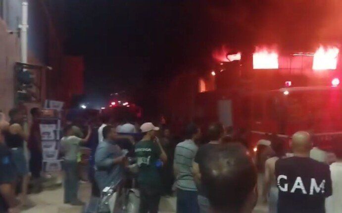 اندلاع حريق ضخم يلتهم مصنعًا للأحذية في مؤسسة الزكاة بالمرج (صور)