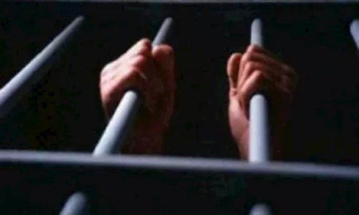 بقصد الاتجار.. حبس المتهم بتصنيع الأسلحة في الجيزة