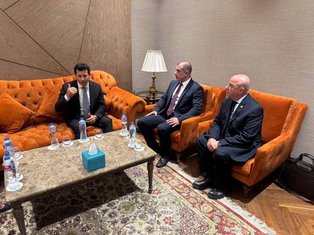 May be an image of 3 people and the Oval Office