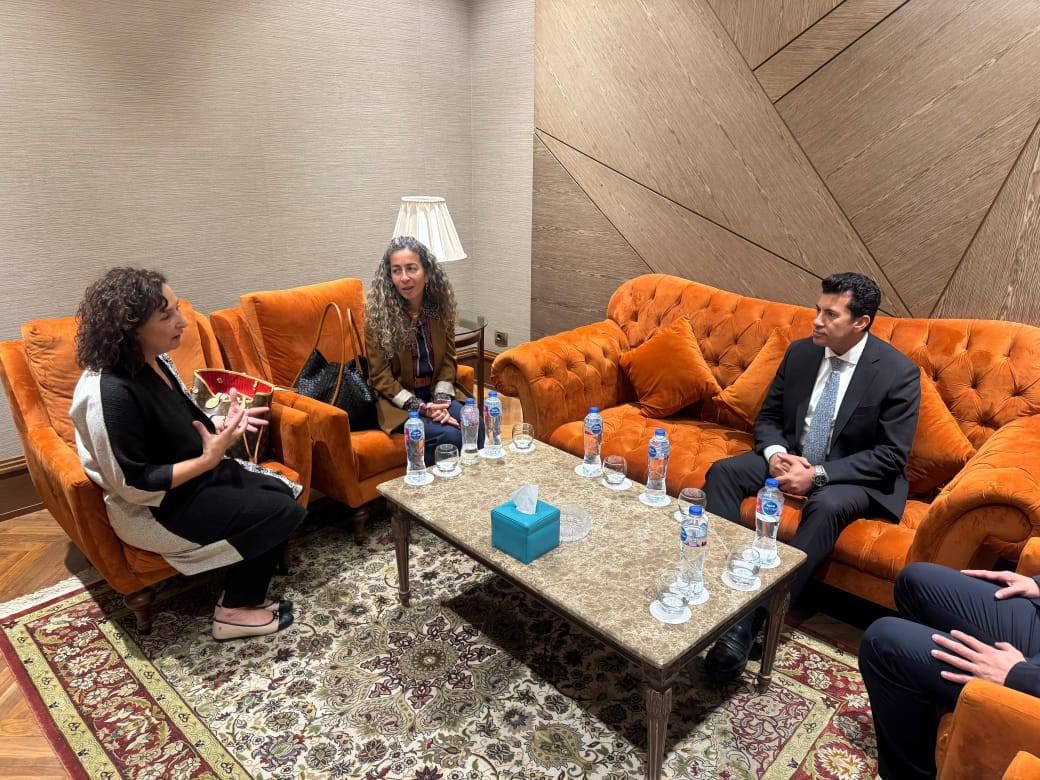 May be an image of 5 people, television, the Oval Office and newsroom