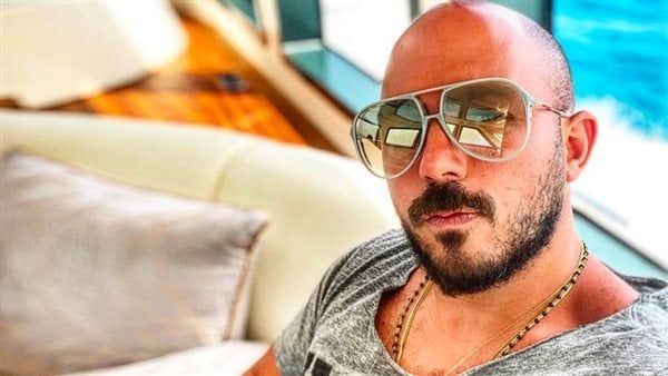برفقة زوجته.. محمود العسيلي يتصدر التريند بعد طرح أغنية «إيش»