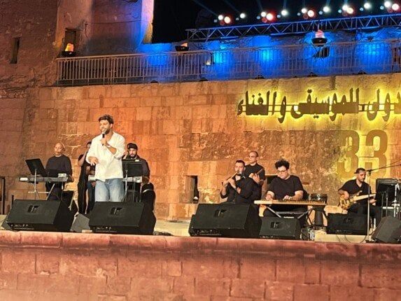 «اضحكي».. أحمد جمال يبدأ حفله الغنائي بـ«مهرجان القلعة الدولي»