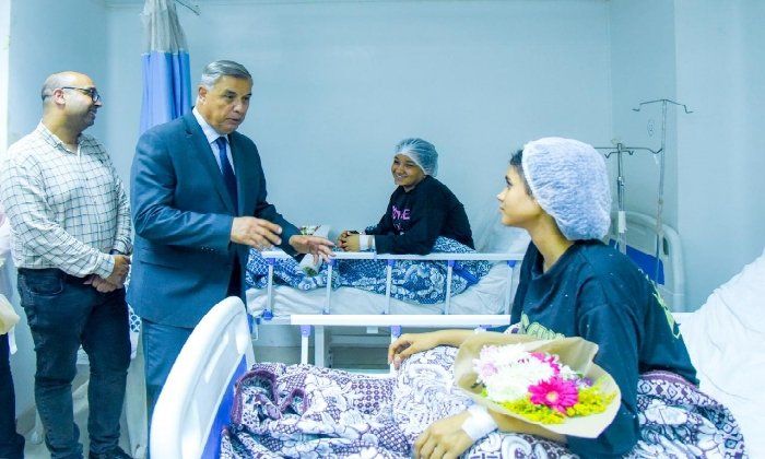 محافظ الإسكندرية يطمئن على مصابي حادث «أبو تلات» ويؤكد: سلامة المواطنين أولوية قصوى