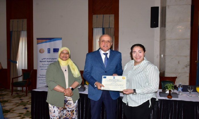 محافظ الأقصر يشارك في ورشة عمل التنمية المحلية ويسلم شهادات لـ 50 مشاركًا