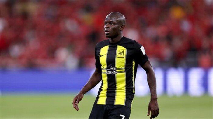 شبكة فرنسية: «كانتي» يتلقى عروضا للعودة إلى الدوري الفرنسي