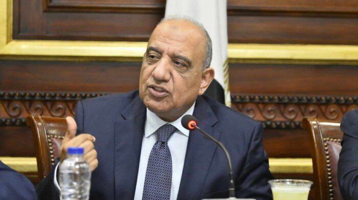 وزير الكهرباء ينجو من حادث مروري بطريق الإسكندرية الصحراوي
