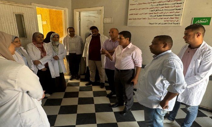 وكيل صحة الأقصر يتفقد قافلة طبية شاملة بمركز شباب النجوع بإسنا