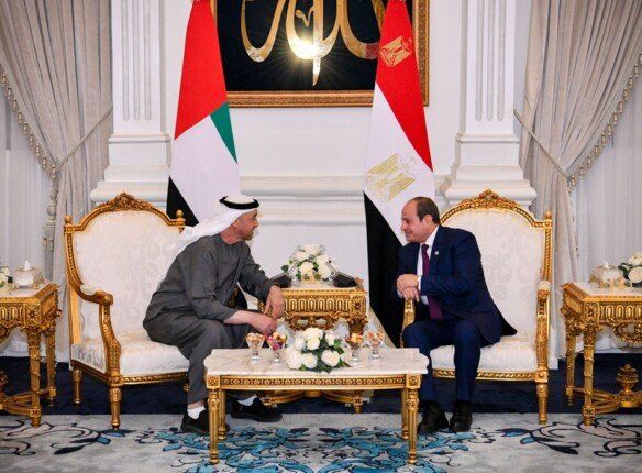 الرئاسة تنشر فيديو استقبال الرئيس السيسي لنظيره الإماراتي بمطار العلمين