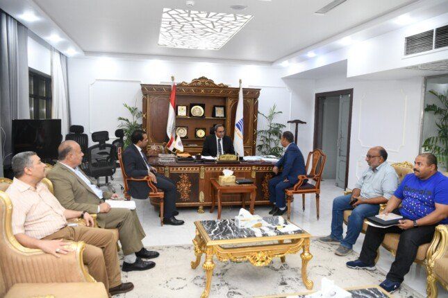 محافظ قنا يستقبل رئيس جهاز المدينة الجديدة لبحث سبل التعاون المشترك